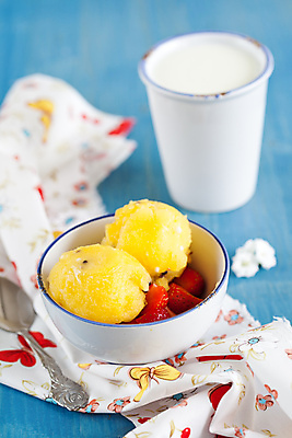 포토 JPG 해외이미지 음식 딸기 아이스크림 디저트 사람없음 노란색 숟가락 우유 달콤 맛있는 해외202004 해외포토 컬러 과일 유제품 수저 맛 파일형식