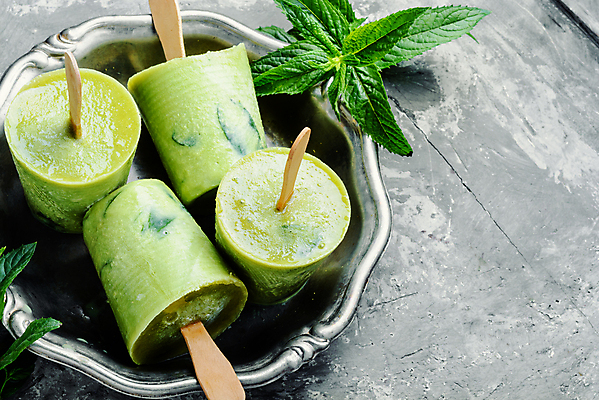 포토 JPG 해외이미지 접시 음식 과일 탁자 아이스크림 디저트 사람없음 막대기 달콤 해외202004 스피아민트 해외포토 식기 가구 맛 민트 파일형식