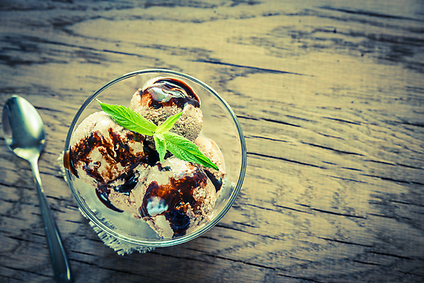 포토 JPG 해외이미지 음식 백그라운드 탁자 아이스크림 디저트 사람없음 장식 갈색 초콜릿 숟가락 달콤 토핑 젤라또 해외202004 해외포토 컬러 가구 수저 맛 파일형식