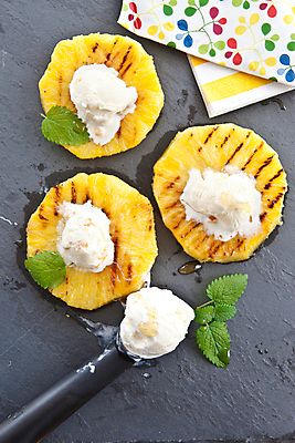 포토 JPG 해외이미지 접시 음식 과일 아이스크림 디저트 사람없음 달콤 그릴 파인애플 냅킨 바닐라 해외202004 해외포토 식기 주방용품 맛 열대과일 파일형식