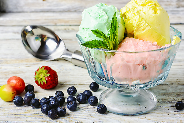 포토 JPG 해외이미지 열매 음식 과일 딸기 아이스크림 디저트 사람없음 숟가락 달콤 크림 블루베리 블랙베리 바닐라 맛있는 해외202004 해외포토 식물 수저 맛 파일형식