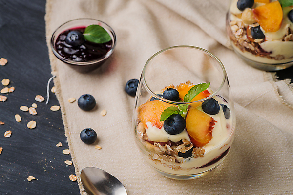 포토 JPG 해외이미지 음식 과일 탁자 아이스크림 디저트 사람없음 달콤 크림 토핑 요거트 바닐라 해외202004 해외포토 가구 유제품 맛 파일형식