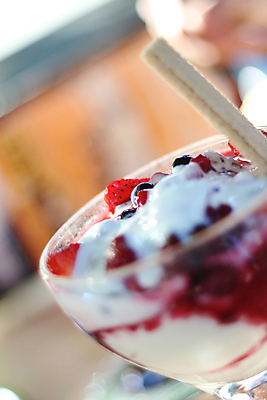 포토 JPG 해외이미지 열매 음식 과일 딸기 아이스크림 디저트 근접촬영 사람없음 빨간색 달콤 크림 해외202004 해외포토 식물 뷰포인트 컬러 맛 파일형식