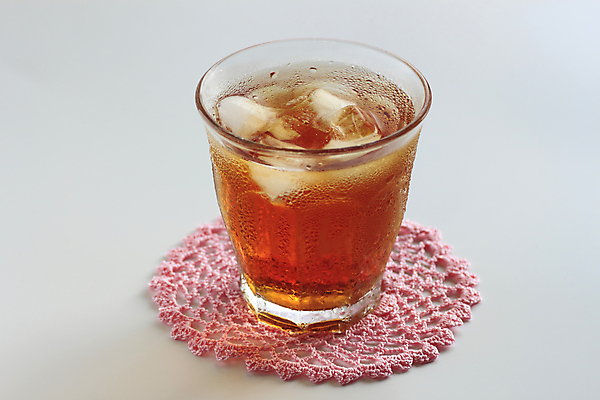 포토 JPG 해외이미지 음료 근접촬영 사람없음 물 노란색 얼음 시원함 아이스티 코스터 해외202004 해외포토 자연요소 뷰포인트 컬러 컵받침 파일형식