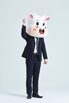 포토 JPG 스튜디오촬영 전신 남자 비즈니스 회색배경 새해 실내 한명 서기 정장 20대 성인 옆모습 파이팅 한국인 소띠 비즈니스맨 소 소캐릭터 동물탈 인형탈 성인남자한명만 2021년 신축년 국내포토 1 옷 뷰포인트 동물캐릭터 백그라운드 포유류 모션 사람 동양인 청년 내부 회색 십이지신 직장인 연도 탈 남자한명만 성인남자만 파일형식