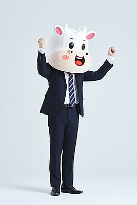 포토 JPG 스튜디오촬영 전신 남자 비즈니스 회색배경 새해 실내 한명 서기 정장 20대 성인 옆모습 파이팅 한국인 소띠 비즈니스맨 소 소캐릭터 동물탈 인형탈 성인남자한명만 2021년 신축년 국내포토 1 옷 뷰포인트 동물캐릭터 백그라운드 포유류 모션 사람 동양인 청년 내부 회색 십이지신 직장인 연도 탈 남자한명만 성인남자만 파일형식