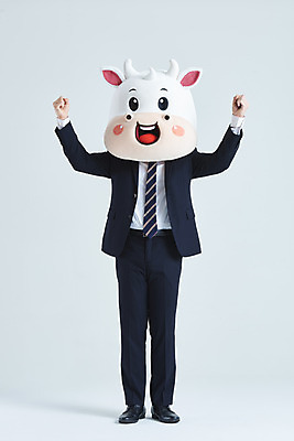 포토 JPG 스튜디오촬영 전신 남자 비즈니스 회색배경 새해 실내 한명 서기 정장 20대 성인 앞모습 파이팅 한국인 소띠 비즈니스맨 소 소캐릭터 동물탈 인형탈 성인남자한명만 2021년 신축년 국내포토 1 옷 뷰포인트 동물캐릭터 백그라운드 포유류 모션 사람 동양인 청년 내부 회색 십이지신 직장인 연도 탈 남자한명만 성인남자만 파일형식