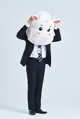 포토 JPG 스튜디오촬영 전신 남자 비즈니스 회색배경 새해 실내 마스크 한명 서기 정장 20대 성인 옆모습 한국인 소띠 비즈니스맨 소 괴로움 소캐릭터 동물탈 인형탈 성인남자한명만 2021년 신축년 국내포토 1 옷 감정 뷰포인트 동물캐릭터 백그라운드 포유류 모션 사람 동양인 청년 내부 회색 십이지신 직장인 연도 탈 남자한명만 성인남자만 파일형식