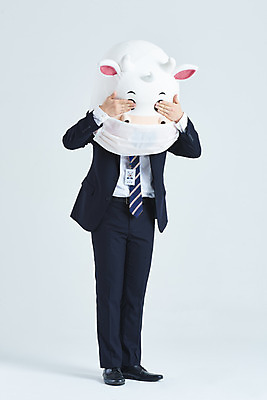 포토 JPG 스튜디오촬영 전신 남자 비즈니스 회색배경 새해 실내 마스크 한명 서기 정장 20대 성인 옆모습 한국인 소띠 눈가림 비즈니스맨 소 괴로움 소캐릭터 동물탈 인형탈 성인남자한명만 2021년 신축년 국내포토 1 옷 감정 뷰포인트 동물캐릭터 백그라운드 포유류 모션 사람 동양인 청년 내부 회색 십이지신 가림 직장인 연도 탈 남자한명만 성인남자만 파일형식