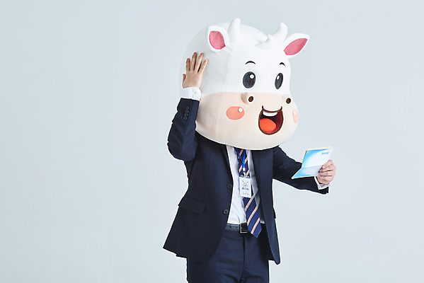 포토 JPG 스튜디오촬영 남자 비즈니스 회색배경 새해 실내 한명 들기 정장 상반신 20대 성인 옆모습 놀람 한국인 소띠 비즈니스맨 소 통장 소캐릭터 동물탈 인형탈 성인남자한명만 2021년 신축년 국내포토 1 옷 감정 뷰포인트 동물캐릭터 백그라운드 포유류 모션 표정 사람 동양인 청년 내부 금융 회색 십이지신 직장인 연도 탈 남자한명만 성인남자만 파일형식