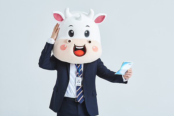 포토 JPG 스튜디오촬영 남자 비즈니스 회색배경 새해 실내 한명 들기 정장 상반신 20대 성인 옆모습 놀람 한국인 소띠 비즈니스맨 소 통장 소캐릭터 동물탈 인형탈 성인남자한명만 2021년 신축년 국내포토 1 옷 감정 뷰포인트 동물캐릭터 백그라운드 포유류 모션 표정 사람 동양인 청년 내부 금융 회색 십이지신 직장인 연도 탈 남자한명만 성인남자만 파일형식