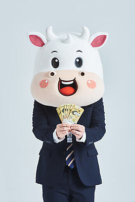 포토 JPG 스튜디오촬영 남자 지폐 돈 비즈니스 회색배경 새해 실내 한명 들기 정장 상반신 20대 성인 앞모습 한국인 소띠 비즈니스맨 소 소캐릭터 월급 동물탈 인형탈 성인남자한명만 2021년 신축년 국내포토 1 옷 뷰포인트 동물캐릭터 백그라운드 포유류 모션 사람 동양인 청년 내부 회색 십이지신 직장인 재산 연도 탈 남자한명만 성인남자만 파일형식