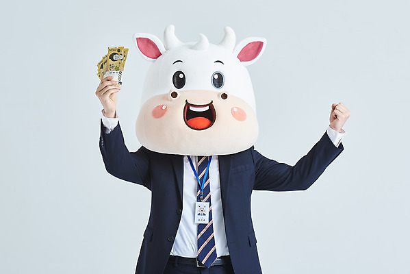 포토 JPG 스튜디오촬영 남자 지폐 돈 비즈니스 회색배경 새해 실내 한명 들기 정장 상반신 20대 성인 앞모습 주먹 한국인 소띠 비즈니스맨 소 즐거움 소캐릭터 월급 동물탈 인형탈 성인남자한명만 2021년 신축년 국내포토 1 옷 감정 뷰포인트 동물캐릭터 백그라운드 포유류 모션 사람 동양인 청년 내부 회색 십이지신 직장인 재산 연도 탈 남자한명만 성인남자만 파일형식