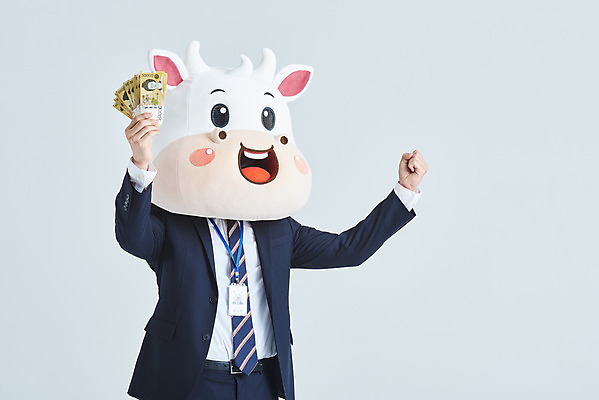 포토 JPG 스튜디오촬영 남자 지폐 돈 비즈니스 회색배경 새해 실내 한명 들기 정장 상반신 20대 성인 옆모습 주먹 한국인 소띠 비즈니스맨 소 즐거움 소캐릭터 월급 동물탈 인형탈 성인남자한명만 2021년 신축년 국내포토 1 옷 감정 뷰포인트 동물캐릭터 백그라운드 포유류 모션 사람 동양인 청년 내부 회색 십이지신 직장인 재산 연도 탈 남자한명만 성인남자만 파일형식