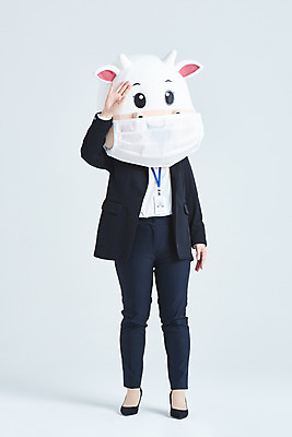 포토 JPG 스튜디오촬영 전신 여자 40대 중년 비즈니스 회색배경 새해 실내 마스크 한명 서기 정장 앞모습 한국인 소띠 비즈니스우먼 소 괴로움 소캐릭터 동물탈 인형탈 중년여자한명만 2021년 신축년 국내포토 1 옷 감정 뷰포인트 동물캐릭터 백그라운드 포유류 모션 사람 동양인 성인 내부 회색 십이지신 직장인 연도 탈 여자한명만 중년여자만 파일형식