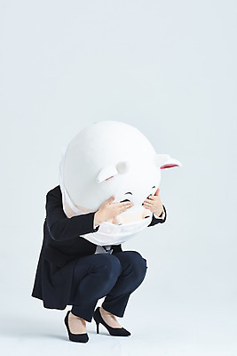 포토 JPG 스튜디오촬영 전신 여자 40대 중년 비즈니스 회색배경 새해 실내 마스크 한명 정장 옆모습 한국인 소띠 눈가림 비즈니스우먼 소 괴로움 소캐릭터 웅크림 동물탈 인형탈 중년여자한명만 2021년 신축년 국내포토 1 옷 감정 뷰포인트 동물캐릭터 백그라운드 포유류 모션 사람 동양인 성인 내부 회색 십이지신 가림 직장인 연도 탈 여자한명만 중년여자만 파일형식