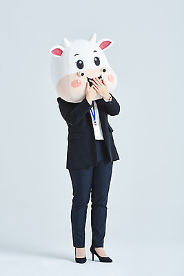 포토 JPG 스튜디오촬영 전신 여자 40대 중년 비즈니스 회색배경 새해 실내 한명 서기 정장 옆모습 놀람 한국인 소띠 비즈니스우먼 소 입가림 소캐릭터 동물탈 인형탈 중년여자한명만 2021년 신축년 국내포토 1 옷 감정 뷰포인트 동물캐릭터 백그라운드 포유류 모션 표정 사람 동양인 성인 내부 회색 십이지신 가림 직장인 연도 탈 여자한명만 중년여자만 파일형식