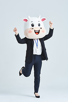 포토 JPG 스튜디오촬영 전신 여자 40대 중년 비즈니스 회색배경 새해 실내 한명 정장 앞모습 파이팅 한국인 소띠 비즈니스우먼 소 즐거움 소캐릭터 다리들기 동물탈 인형탈 중년여자한명만 2021년 신축년 국내포토 1 옷 감정 뷰포인트 동물캐릭터 백그라운드 포유류 모션 사람 동양인 성인 내부 회색 십이지신 직장인 연도 탈 여자한명만 중년여자만 파일형식