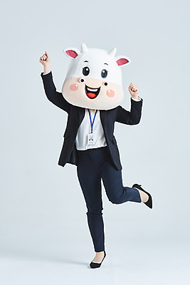 포토 JPG 스튜디오촬영 전신 여자 40대 중년 비즈니스 회색배경 새해 실내 한명 정장 앞모습 파이팅 한국인 소띠 비즈니스우먼 소 즐거움 소캐릭터 다리들기 동물탈 인형탈 중년여자한명만 2021년 신축년 국내포토 1 옷 감정 뷰포인트 동물캐릭터 백그라운드 포유류 모션 사람 동양인 성인 내부 회색 십이지신 직장인 연도 탈 여자한명만 중년여자만 파일형식