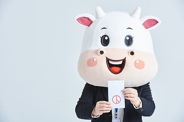 포토 JPG 스튜디오촬영 여자 40대 중년 비즈니스 회색배경 새해 실내 한명 들기 정장 상반신 앞모습 한국인 소띠 비즈니스우먼 소 투표 선거 투표용지 소캐릭터 동물탈 인형탈 중년여자한명만 2021년 신축년 유권자 국내포토 1 옷 뷰포인트 동물캐릭터 백그라운드 포유류 모션 사람 동양인 성인 내부 회색 십이지신 직장인 민주주의 연도 탈 여자한명만 중년여자만 파일형식