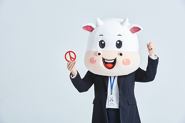 포토 JPG 스튜디오촬영 여자 40대 중년 비즈니스 회색배경 새해 실내 한명 들기 정장 상반신 앞모습 파이팅 한국인 소띠 비즈니스우먼 소 투표 선거 소캐릭터 동물탈 인형탈 중년여자한명만 2021년 신축년 유권자 국내포토 1 옷 뷰포인트 동물캐릭터 백그라운드 포유류 모션 사람 동양인 성인 내부 회색 십이지신 직장인 민주주의 연도 탈 여자한명만 중년여자만 파일형식