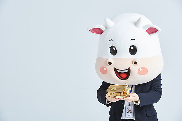 포토 JPG 스튜디오촬영 여자 40대 중년 비즈니스 회색배경 새해 주택 실내 한명 들기 정장 상반신 앞모습 한국인 소띠 비즈니스우먼 소 건축모형 소캐릭터 동물탈 인형탈 중년여자한명만 2021년 신축년 국내포토 1 옷 뷰포인트 동물캐릭터 백그라운드 포유류 모션 사람 동양인 성인 내부 건물 모형 회색 십이지신 직장인 연도 탈 여자한명만 중년여자만 파일형식