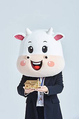 포토 JPG 스튜디오촬영 여자 40대 중년 비즈니스 회색배경 새해 주택 실내 한명 들기 정장 상반신 앞모습 한국인 소띠 비즈니스우먼 소 건축모형 소캐릭터 동물탈 인형탈 중년여자한명만 2021년 신축년 국내포토 1 옷 뷰포인트 동물캐릭터 백그라운드 포유류 모션 사람 동양인 성인 내부 건물 모형 회색 십이지신 직장인 연도 탈 여자한명만 중년여자만 파일형식