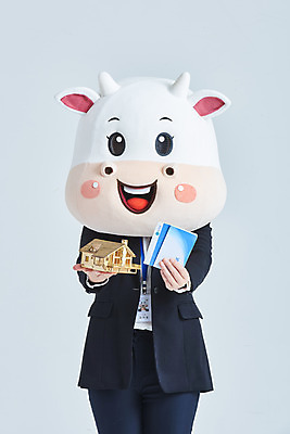 포토 JPG 스튜디오촬영 여자 40대 중년 비즈니스 회색배경 새해 주택 실내 한명 들기 정장 상반신 앞모습 한국인 소띠 비즈니스우먼 소 통장 건축모형 소캐릭터 동물탈 인형탈 중년여자한명만 2021년 신축년 국내포토 1 옷 뷰포인트 동물캐릭터 백그라운드 포유류 모션 사람 동양인 성인 내부 건물 금융 모형 회색 십이지신 직장인 연도 탈 여자한명만 중년여자만 파일형식