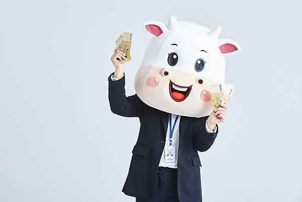 포토 JPG 스튜디오촬영 여자 40대 중년 지폐 돈 비즈니스 회색배경 새해 실내 한명 들기 정장 상반신 앞모습 한국인 소띠 비즈니스우먼 소 소캐릭터 월급 동물탈 인형탈 중년여자한명만 2021년 신축년 국내포토 1 옷 뷰포인트 동물캐릭터 백그라운드 포유류 모션 사람 동양인 성인 내부 회색 십이지신 직장인 재산 연도 탈 여자한명만 중년여자만 파일형식