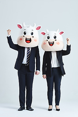 포토 JPG 스튜디오촬영 전신 여자 남자 40대 중년 비즈니스 회색배경 새해 실내 서기 정장 20대 성인 두명 앞모습 파이팅 한국인 소띠 비즈니스맨 비즈니스우먼 소 소캐릭터 동물탈 인형탈 2021년 신축년 국내포토 옷 뷰포인트 동물캐릭터 백그라운드 포유류 모션 사람 동양인 청년 내부 회색 십이지신 직장인 연도 탈 파일형식