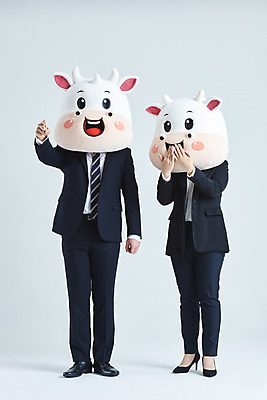 포토 JPG 스튜디오촬영 전신 여자 남자 40대 중년 비즈니스 회색배경 새해 실내 서기 정장 20대 성인 두명 앞모습 놀람 한국인 소띠 가리킴 비즈니스맨 비즈니스우먼 소 입가림 소캐릭터 동물탈 인형탈 2021년 신축년 국내포토 옷 감정 뷰포인트 동물캐릭터 백그라운드 포유류 모션 표정 사람 동양인 손짓 청년 내부 회색 십이지신 가림 직장인 연도 탈 파일형식