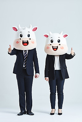 포토 JPG 스튜디오촬영 전신 여자 남자 40대 중년 비즈니스 회색배경 새해 실내 서기 정장 20대 성인 두명 앞모습 한국인 소띠 최고 비즈니스맨 비즈니스우먼 소 소캐릭터 동물탈 인형탈 2021년 신축년 국내포토 옷 뷰포인트 동물캐릭터 백그라운드 포유류 모션 사람 동양인 청년 내부 회색 십이지신 직장인 연도 탈 파일형식