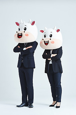 포토 JPG 스튜디오촬영 전신 여자 남자 40대 중년 비즈니스 회색배경 새해 실내 서기 정장 20대 성인 두명 옆모습 팔짱 한국인 소띠 비즈니스맨 비즈니스우먼 소 소캐릭터 동물탈 인형탈 2021년 신축년 국내포토 옷 뷰포인트 동물캐릭터 백그라운드 포유류 모션 사람 동양인 청년 내부 회색 십이지신 직장인 연도 탈 파일형식