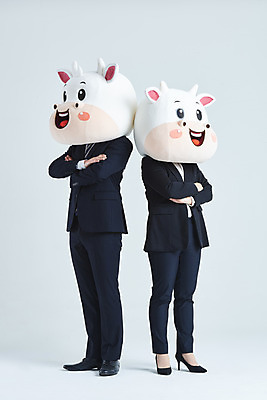 포토 JPG 스튜디오촬영 전신 여자 남자 40대 중년 비즈니스 회색배경 새해 실내 서기 정장 20대 성인 두명 옆모습 팔짱 한국인 소띠 비즈니스맨 비즈니스우먼 소 소캐릭터 동물탈 인형탈 2021년 신축년 국내포토 옷 뷰포인트 동물캐릭터 백그라운드 포유류 모션 사람 동양인 청년 내부 회색 십이지신 직장인 연도 탈 파일형식