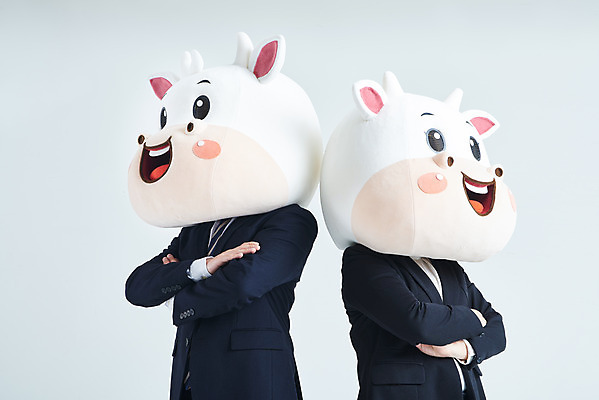 포토 JPG 스튜디오촬영 여자 남자 40대 중년 비즈니스 회색배경 새해 실내 정장 상반신 20대 성인 두명 옆모습 팔짱 한국인 소띠 비즈니스맨 비즈니스우먼 소 소캐릭터 동물탈 인형탈 2021년 신축년 국내포토 옷 뷰포인트 동물캐릭터 백그라운드 포유류 모션 사람 동양인 청년 내부 회색 십이지신 직장인 연도 탈 파일형식