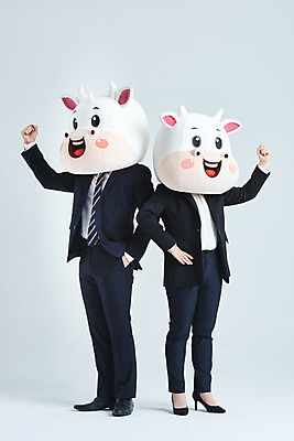 포토 JPG 스튜디오촬영 전신 여자 남자 40대 중년 허리손 비즈니스 회색배경 새해 실내 서기 정장 20대 성인 두명 옆모습 파이팅 한국인 소띠 비즈니스맨 비즈니스우먼 소 주머니손 소캐릭터 동물탈 인형탈 2021년 신축년 국내포토 옷 뷰포인트 동물캐릭터 포즈 백그라운드 포유류 모션 사람 동양인 청년 내부 회색 십이지신 직장인 연도 탈 파일형식