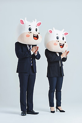 포토 JPG 스튜디오촬영 전신 여자 남자 40대 중년 비즈니스 회색배경 새해 실내 서기 정장 20대 성인 두명 옆모습 한국인 소띠 비즈니스맨 비즈니스우먼 소 박수 소캐릭터 동물탈 인형탈 2021년 신축년 국내포토 옷 뷰포인트 동물캐릭터 백그라운드 포유류 모션 사람 동양인 손짓 청년 내부 회색 십이지신 직장인 연도 탈 파일형식