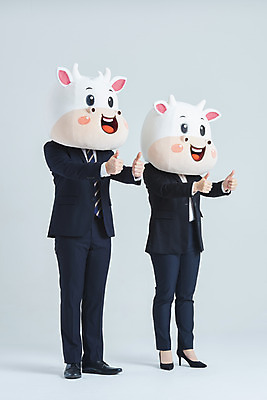 포토 JPG 스튜디오촬영 전신 여자 남자 40대 중년 비즈니스 회색배경 새해 실내 서기 정장 20대 성인 두명 옆모습 한국인 소띠 최고 비즈니스맨 비즈니스우먼 소 소캐릭터 동물탈 인형탈 2021년 신축년 국내포토 옷 뷰포인트 동물캐릭터 백그라운드 포유류 모션 사람 동양인 청년 내부 회색 십이지신 직장인 연도 탈 파일형식