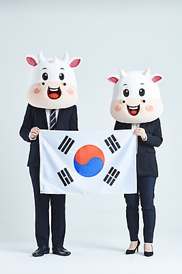 포토 JPG 스튜디오촬영 전신 여자 남자 40대 중년 비즈니스 회색배경 새해 실내 서기 들기 정장 20대 성인 두명 앞모습 한국인 소띠 비즈니스맨 비즈니스우먼 소 태극기 소캐릭터 동물탈 인형탈 2021년 신축년 국내포토 옷 뷰포인트 동물캐릭터 백그라운드 포유류 모션 사람 동양인 청년 내부 회색 십이지신 직장인 국기 연도 탈 파일형식