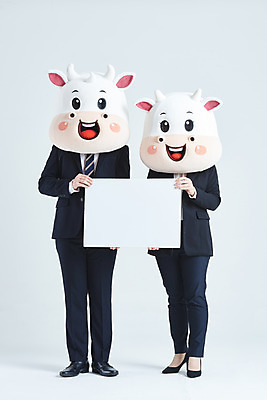 포토 JPG 스튜디오촬영 전신 배너 여자 남자 40대 중년 비즈니스 회색배경 새해 실내 서기 들기 정장 20대 성인 두명 앞모습 공백 한국인 소띠 비즈니스맨 비즈니스우먼 소 소캐릭터 동물탈 인형탈 2021년 신축년 국내포토 옷 뷰포인트 동물캐릭터 백그라운드 포유류 모션 사람 동양인 청년 내부 회색 십이지신 직장인 연도 탈 파일형식
