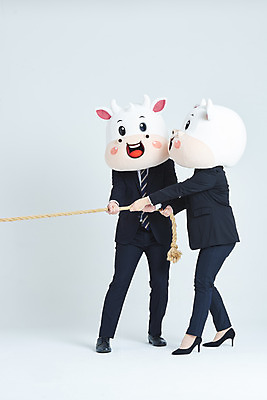 포토 JPG 스튜디오촬영 전신 여자 남자 밧줄 40대 중년 비즈니스 회색배경 새해 실내 정장 20대 성인 두명 옆모습 한국인 소띠 비즈니스맨 비즈니스우먼 소 줄다리기 소캐릭터 동물탈 인형탈 2021년 신축년 국내포토 옷 줄 뷰포인트 동물캐릭터 백그라운드 포유류 놀이 사람 동양인 청년 내부 회색 십이지신 직장인 연도 탈 파일형식
