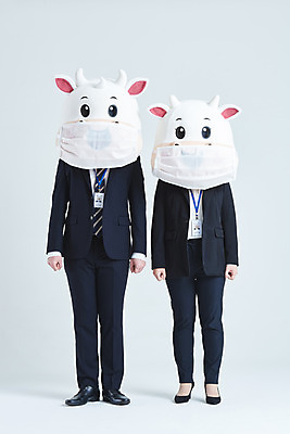 포토 JPG 스튜디오촬영 전신 여자 남자 40대 중년 비즈니스 회색배경 새해 실내 마스크 서기 정장 20대 성인 두명 앞모습 한국인 소띠 비즈니스맨 비즈니스우먼 소 소캐릭터 동물탈 인형탈 2021년 신축년 국내포토 옷 뷰포인트 동물캐릭터 백그라운드 포유류 모션 사람 동양인 청년 내부 회색 십이지신 직장인 연도 탈 파일형식