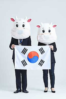 포토 JPG 스튜디오촬영 전신 여자 남자 40대 중년 비즈니스 회색배경 새해 실내 마스크 서기 들기 정장 20대 성인 두명 앞모습 한국인 소띠 비즈니스맨 비즈니스우먼 소 국기 태극기 소캐릭터 동물탈 인형탈 2021년 신축년 국내포토 옷 뷰포인트 동물캐릭터 백그라운드 포유류 모션 사람 동양인 청년 내부 회색 십이지신 직장인 연도 탈 파일형식