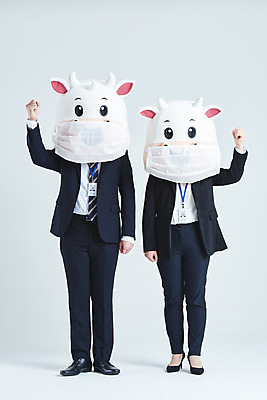 포토 JPG 스튜디오촬영 전신 여자 남자 40대 중년 비즈니스 회색배경 새해 실내 마스크 서기 정장 20대 성인 두명 앞모습 파이팅 한국인 소띠 비즈니스맨 비즈니스우먼 소 소캐릭터 동물탈 인형탈 2021년 신축년 국내포토 옷 뷰포인트 동물캐릭터 백그라운드 포유류 모션 사람 동양인 청년 내부 회색 십이지신 직장인 연도 탈 파일형식