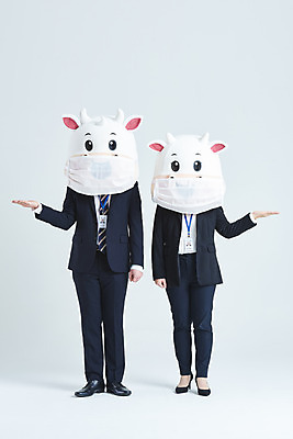 포토 JPG 스튜디오촬영 전신 여자 남자 40대 중년 비즈니스 회색배경 새해 안내 실내 마스크 서기 정장 손짓 20대 성인 두명 앞모습 한국인 소띠 비즈니스맨 비즈니스우먼 소 소캐릭터 동물탈 인형탈 2021년 신축년 국내포토 옷 뷰포인트 동물캐릭터 백그라운드 포유류 모션 사람 동양인 청년 내부 회색 십이지신 직장인 연도 탈 파일형식
