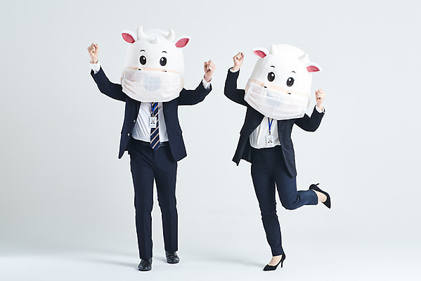 포토 JPG 스튜디오촬영 전신 여자 남자 40대 중년 비즈니스 회색배경 새해 실내 마스크 정장 20대 성인 두명 앞모습 파이팅 한국인 소띠 비즈니스맨 비즈니스우먼 소 소캐릭터 다리들기 동물탈 인형탈 2021년 신축년 국내포토 옷 뷰포인트 동물캐릭터 백그라운드 포유류 모션 사람 동양인 청년 내부 회색 십이지신 직장인 연도 탈 파일형식