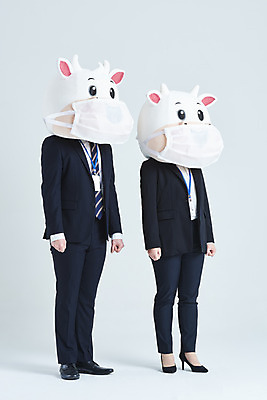 포토 JPG 스튜디오촬영 전신 여자 남자 40대 중년 비즈니스 회색배경 새해 실내 마스크 서기 정장 20대 성인 두명 옆모습 한국인 소띠 비즈니스맨 비즈니스우먼 소 소캐릭터 동물탈 인형탈 2021년 신축년 국내포토 옷 뷰포인트 동물캐릭터 백그라운드 포유류 모션 사람 동양인 청년 내부 회색 십이지신 직장인 연도 탈 파일형식