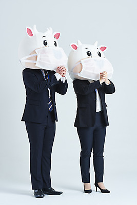 포토 JPG 스튜디오촬영 전신 여자 남자 40대 중년 비즈니스 회색배경 새해 실내 마스크 서기 정장 20대 성인 두명 옆모습 한국인 기도 소띠 비즈니스맨 비즈니스우먼 소 소캐릭터 동물탈 인형탈 2021년 신축년 국내포토 옷 뷰포인트 동물캐릭터 백그라운드 포유류 모션 사람 동양인 청년 내부 회색 십이지신 직장인 연도 탈 파일형식