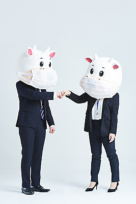 포토 JPG 스튜디오촬영 전신 여자 남자 40대 중년 비즈니스 회색배경 새해 실내 마스크 서기 정장 20대 성인 두명 옆모습 한국인 소띠 비즈니스맨 비즈니스우먼 소 소캐릭터 동물탈 인형탈 2021년 주먹인사 신축년 국내포토 옷 뷰포인트 동물캐릭터 포즈 백그라운드 포유류 모션 사람 동양인 청년 내부 회색 십이지신 인사 직장인 연도 탈 파일형식