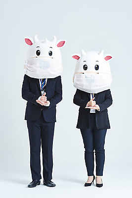 포토 JPG 스튜디오촬영 전신 여자 남자 40대 중년 비즈니스 회색배경 새해 실내 마스크 서기 정장 20대 성인 두명 앞모습 한국인 소띠 비즈니스맨 비즈니스우먼 소 소캐릭터 동물탈 인형탈 2021년 덕분에챌린지 신축년 챌린지 국내포토 옷 캠페인 뷰포인트 동물캐릭터 백그라운드 포유류 모션 사람 동양인 청년 내부 회색 십이지신 직장인 연도 탈 파일형식